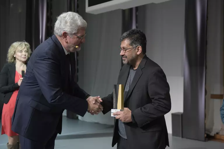 Verleihung der Humboldt-Professur an Sayan Mukherjee durch Stiftungspräsident Robert Schlögl